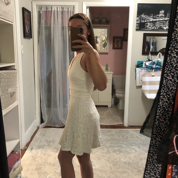 White laced dress - Picture 2 of 4